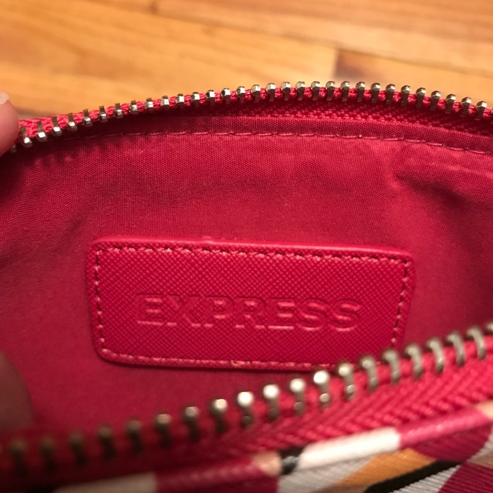 Geometric Patterned Wristlet - Picture 4 of 6